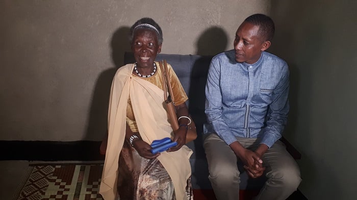 Mukagasana n'Umuyobozi wa GS Riwimiyaga mu ruganiriro rw'inzu ye