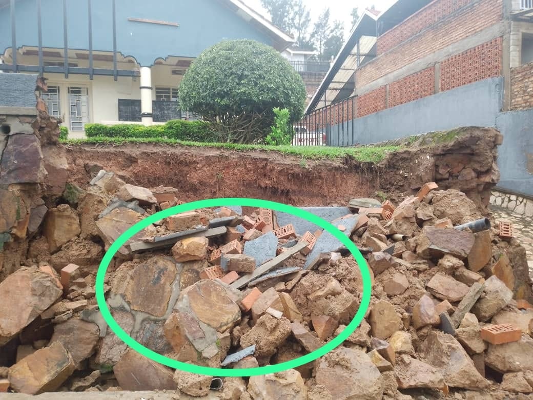 Ahari akaziga ni ho hari hari inzu yagwiriwe n