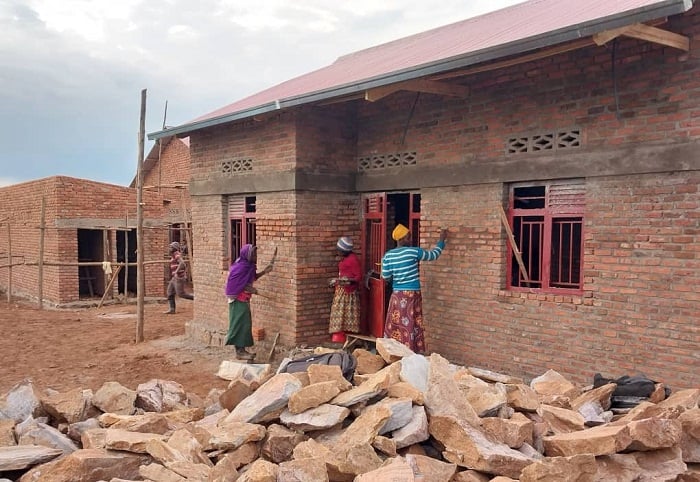 Ku ikubitiro imirimo yo kubaka uwo mudugudu yabanjirijwe no kubaka inzu eshatu mu rwego rw'igerageza