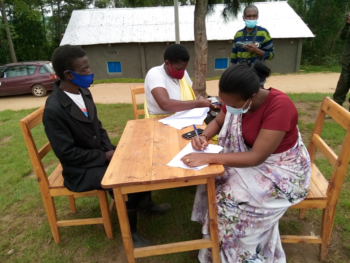 Umunyamabanga nshingwabikrwa w'umurenge wa Cyahinda yasinyanye amasezerano n'abubakiwe kuzazifata neza