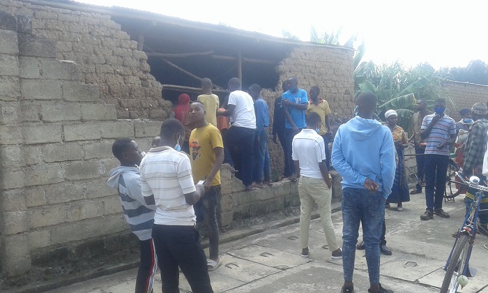 Avuga ko nta mutekano afite, ngo hari ubwo abantu atazi mu masaha ya nijoro bamwinjirana