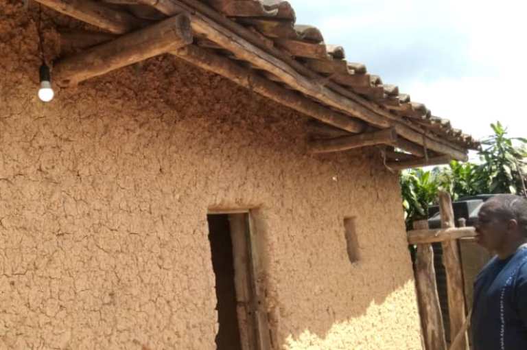 Christine Nyiracumi n'umugabo we Polisi yabahaye amashanyarazi inabemerera kubafasha kubona umureko