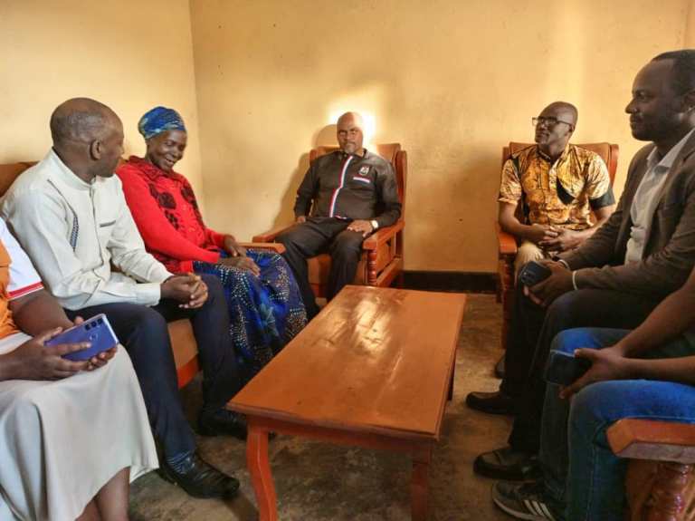 Nyiramandwa abwira abayobozi baje kumufasha gutaha inzu yasaniwe ukuntu yishimye
