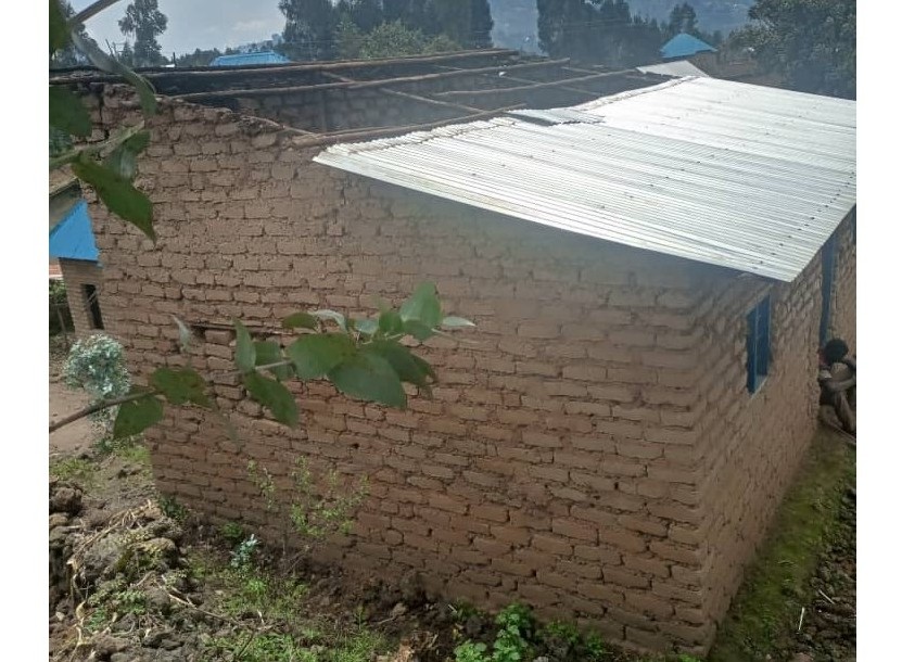 Aha bari bamutesheje amaze gukuraho amabati 10