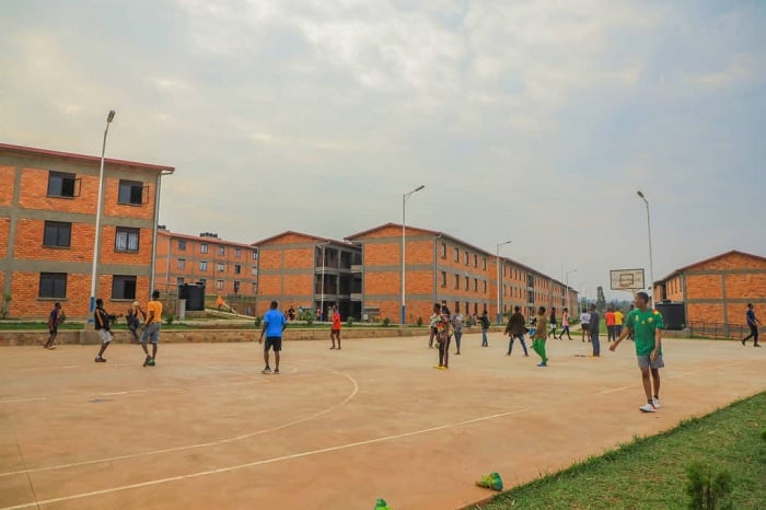 Mu Busanza abana barisanzura, cyane ko bafite ibibuga bakiniraho