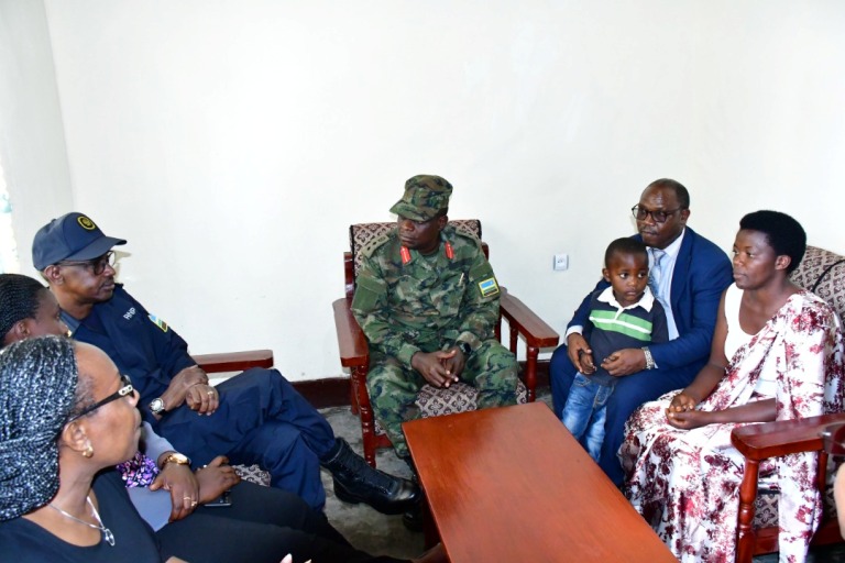 Aline Dusengimana (ukenyeye) w'i Nzega IGP Munyuza yamwemereye igishoro