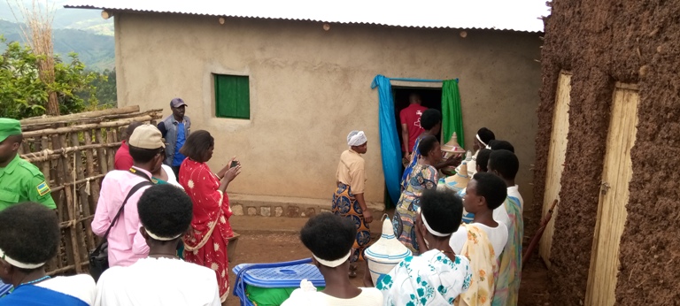 Bataha inzu bubakiwe, abaturanyi babazaniye ibiseke birimo imyaka