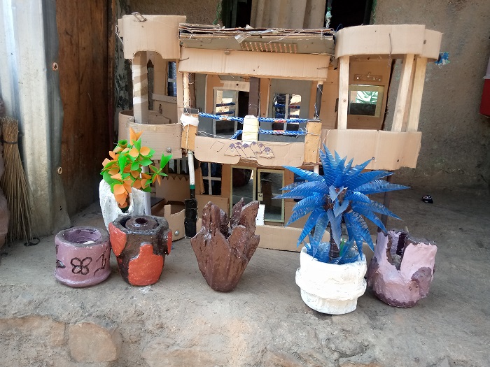 Uretse inzu, Hakizimana akora n'indabo hamwe n'amavaze