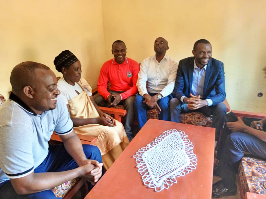 Mukamazimpaka (wa kabiri uhereye ibumoso) avuga ko atari yarigeze atekereza ko yava mu nzu yari igiye kumugwira agatura mu nziza nk'iyi yubakiwe na IPRC-Huye