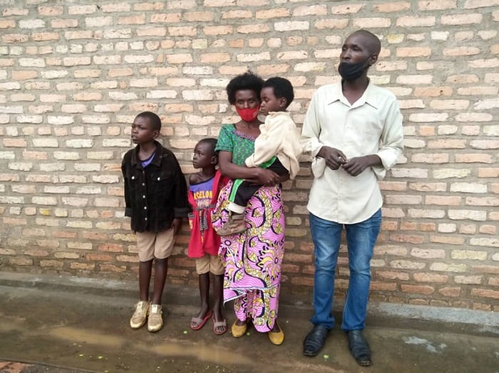 Mukambarushimana hamwe n'umuryango we, iruhande rw'inzu bubakiwe n'ingabo