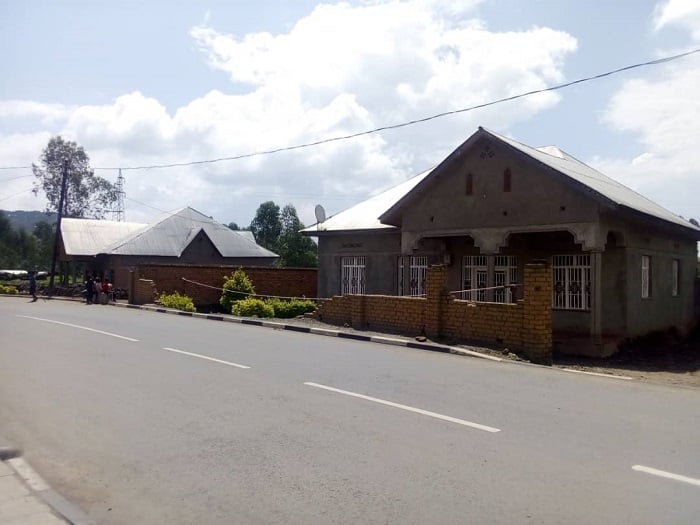 Hari inzu zimwe na zimwe zagiye zishegeshwa n'imashini zakoraga umuhanda