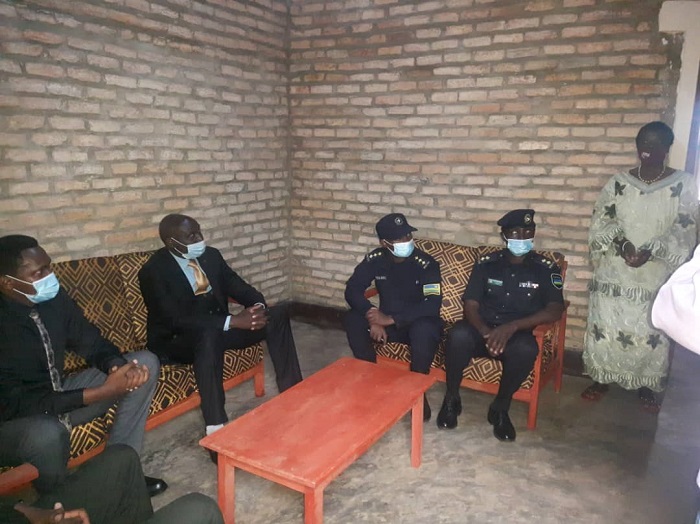 Muri izo nzu bahawemo n'ibikoresho birimo n'intebe 