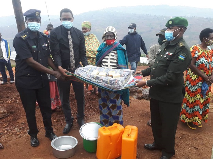 Abayobozi muri Nyarugenge batanga ibikoresho ku baturage nyuma yo kubashyikiriza inzu