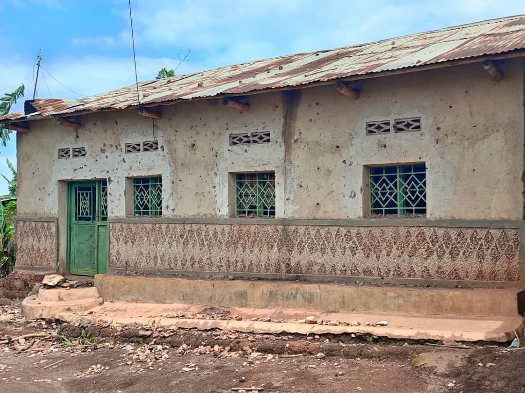 Inzu ya Alphonse Bimenyimana yatewe amabuye kuko yari ayirimo ari gushakishwa ngo bamwice
