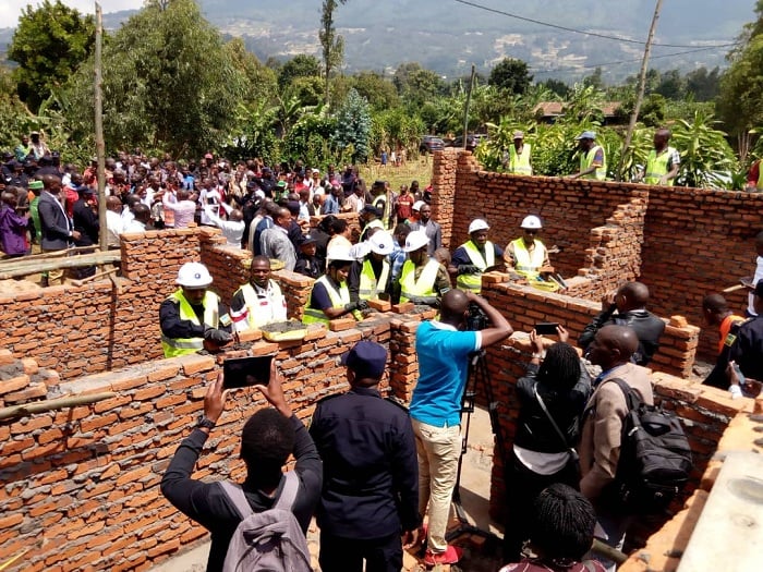 Inzu ya Tuyizere iri kubakwa mu kagari ka Nyagahinga aho abayobozi n'abaturage bifatanyije muri iki gikorwa