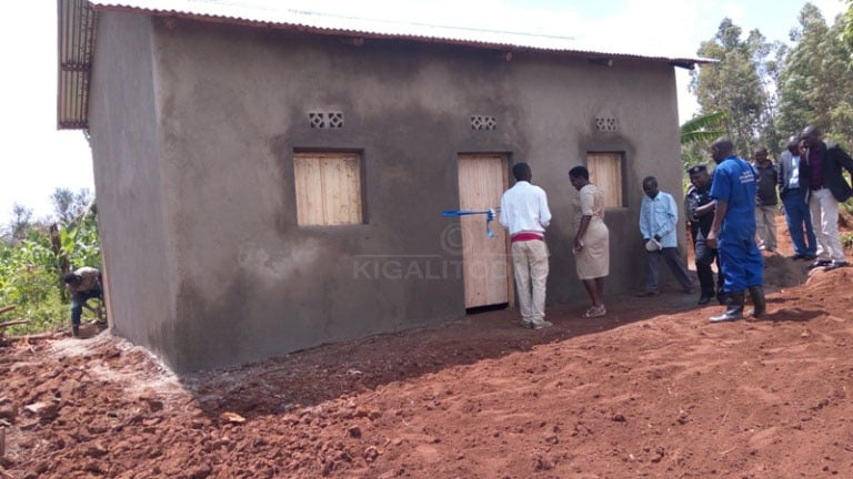 Inzu yubakiwe Surwumwe imaze kugendaho ibihumbi 800RWf yatanzwe n'ubuyobozi hakiyongeraho inkunga z'abaturage 