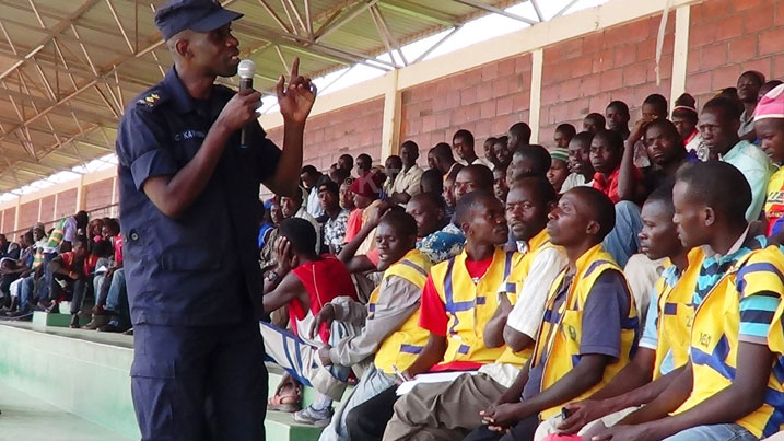 IP Kayihura asaba abanyonzi kwambara umwenda ubaranga kugira ngo babashe gukumira ubujura.