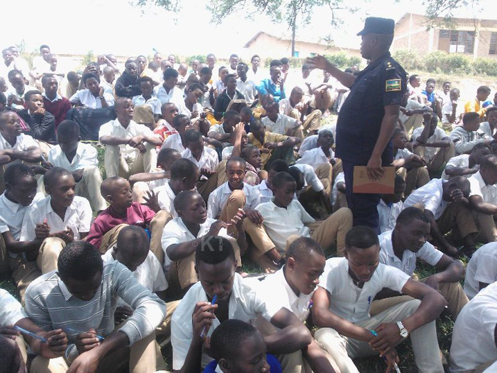 IP Athanase Niyonagira aganira n'abanyeshuri b'i Ruyumba