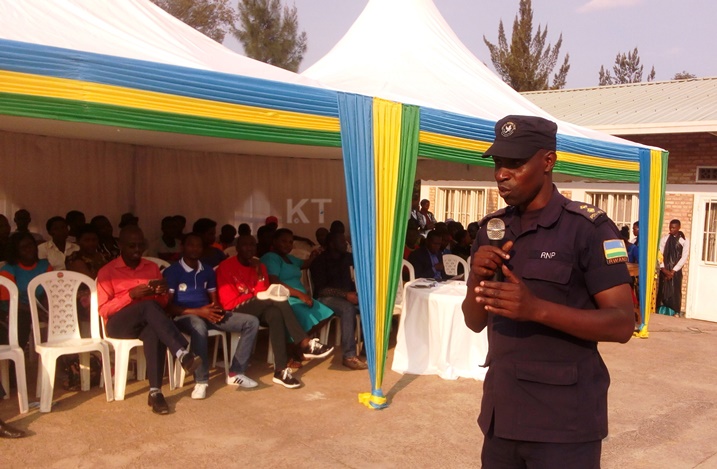 IP Kayihura avuga ko asaba urubyiruko kuba imbaraga z'igihugu kandi zubaka vuba rukagira uruhare mu gucunga umutekano.
