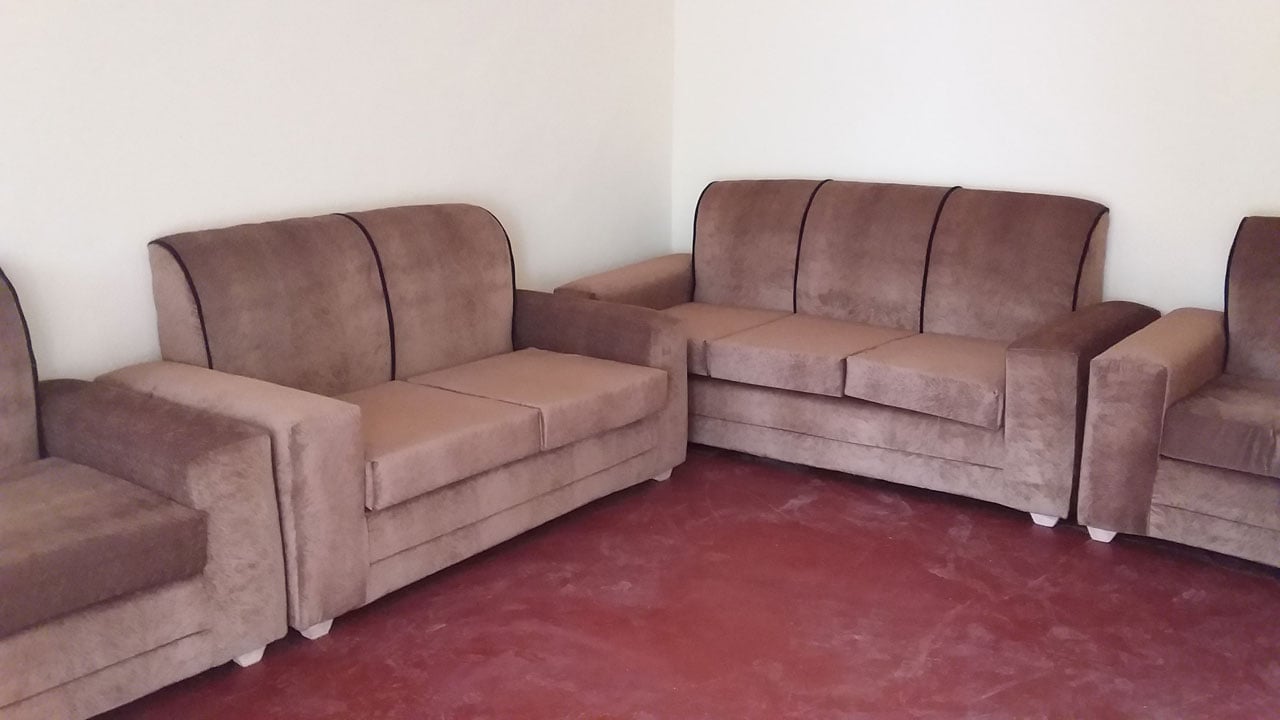 Bamushyiriyemo n'Intebe nziza bazajya bicaraho mu ruganiriro