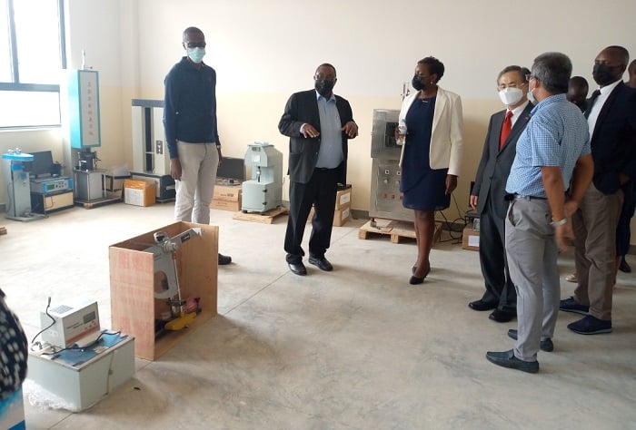 Abayobozi bombi n'amatsinda bari kumwe batambagijwe izo nyubako banasobanurirwa ibyo zizakorerwamo
