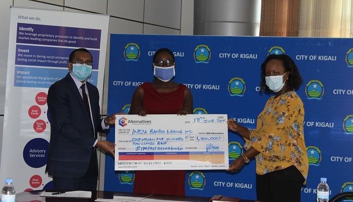 Iradukunda Francine ni we wabaye uwa kabiri ahembwa miliyoni imwe n'igice kubera umushinga Ineza Bamboo Products wo gutunganya umugano