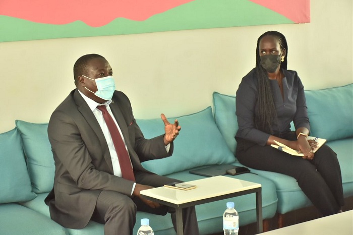 Minisitiri Gatabazi aganira na Keza Faith umuyobozi mukuru wa Irembo