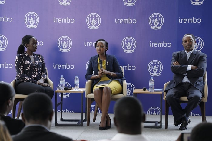 Umuyobozi mukuru wa Irembo (ibumoso), Minisitiri w'Ikoranabuhanga na Inovasiyo (hagati) na Minisitiri w'Ubutegetsi bw'Igihugu (i buryo) mu kiganiro n'abanyamakuru cyamurikiwemo IremboGov 2.0