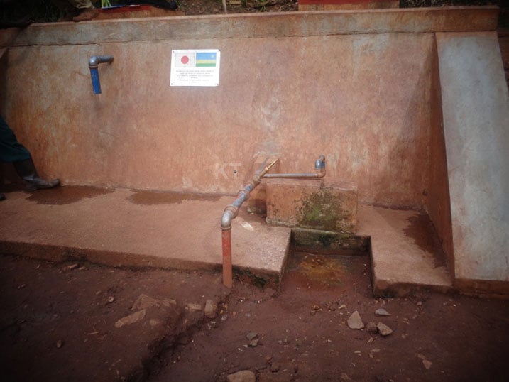 Iri vomo ni ryo abaturage bavomagaho none ngo aho hubakiwe umuyoboro utwara ahandi amazi bo ntibakiyabona.