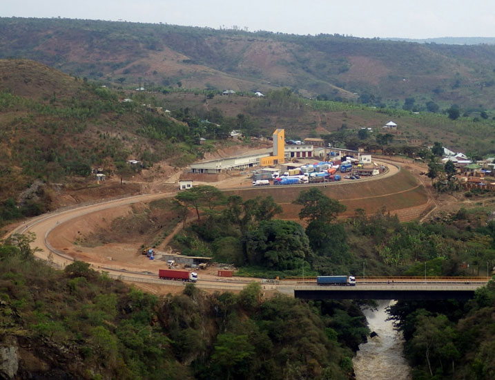 Iyo misozi iri hakurya ni muri Tanzaniya.