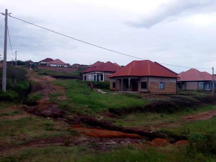Imihanda yo mu mudugudu wa Munyinya yangizwa n'amazi ahanini ava ku nzu zo muri uwo mudugudu