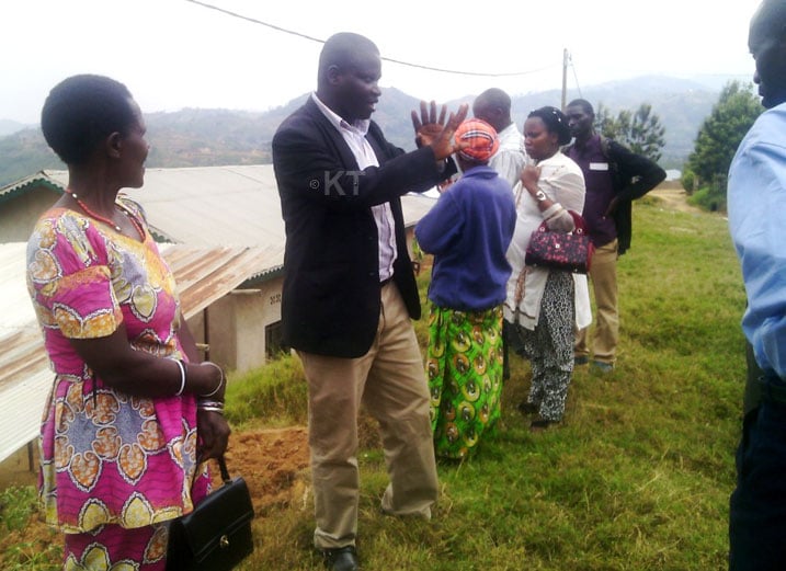 Irizabimbuto, Umukozi mu Biro bya Minisitiri w'Intebe, asaba abaturage bo mu Mudugudu wa Nyundo guha agaciro ibikorwa by'amajyambere begerejwe nubwo bangirijwe imitungo.