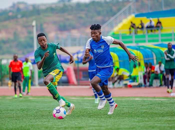 Iroko Babatunde watsinze igitego cya mbere cya Gorilla FC(wambaye ubururu n'umweru) ahanganye na Usabimana Olivier wa Marine FC