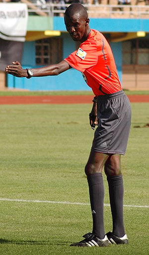 Issa Kagabo asifura hagati. Yagiye ku rutonde rw