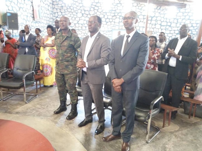 Umunyamabanga Nshingwabikorwa wa Komisiyo y'Igihugu y'Umumwe n'Ubwiyunge, Fidele Ndayisaba (hagati) yitabiriye umuhango wo gusoza icyiciro cya mbere cy'abagera ku 120 basoje urugendo rw'isanamitima