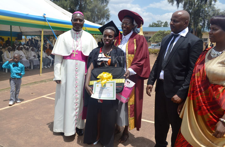 Ishimwe Bazakare Marie Laetitia yahawe igihembo nk