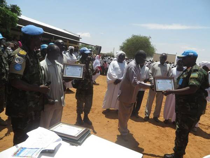 Ubuyobozi bwa Sudani na UNAMID bwahaye ibyemezo by'ishimwe ingabo z'u Rwanda zubatse ishuri rya Jugu Jugu 