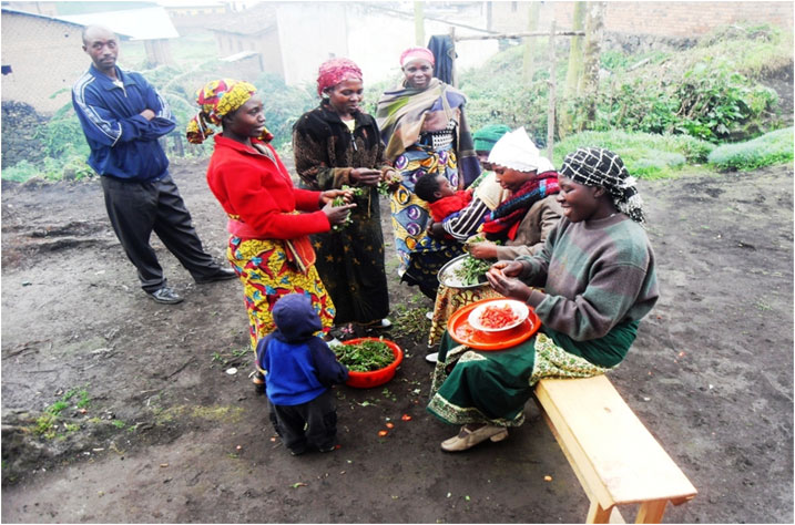 Mu ishuri ry'agakono k'umwana abagore bahurira hamwe bagasobanurirwa uko bateka indyo yuzuye.