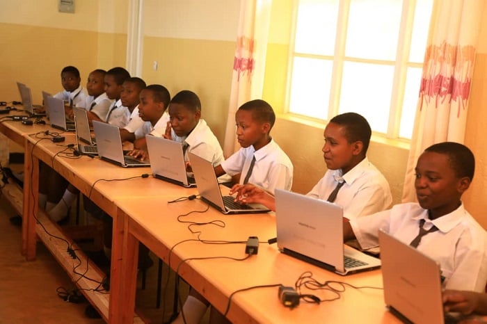 Hari ibigo bidafite umuriro w'amashanyarazi ku buryo bigora abana kwiga ikoranabuhanga