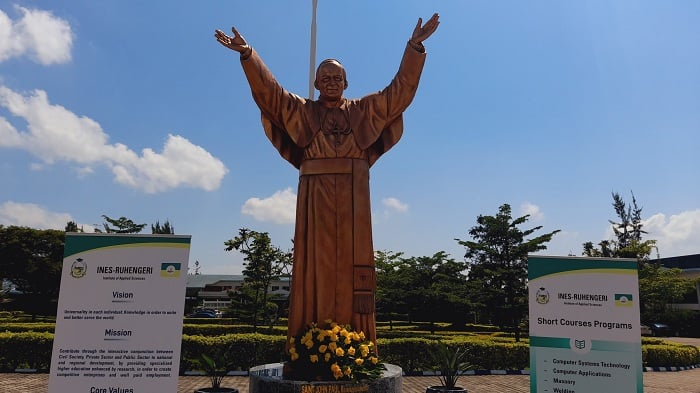 Ishusho ya Mutagatifu Yohani Pawulo ll, Umurinzi wa INES-Ruhengeri yagejejwe muri iryo shuri ihabwa umugisha