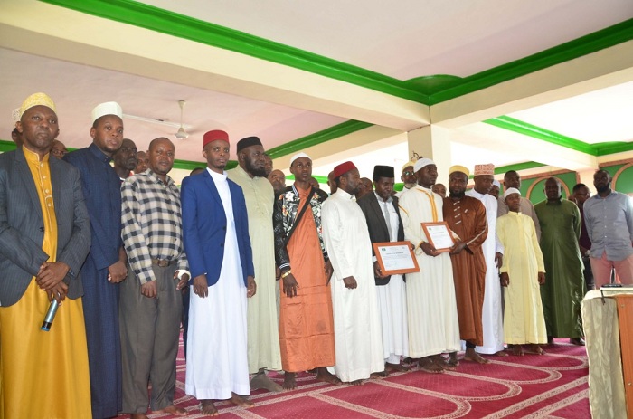 Bafashe ifoto y'urwibutso hamwe n'abitabiriye amarushanwa