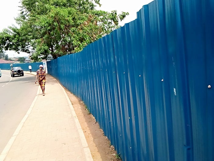 Amabati azitiye ahazubakwa iryo soko yarashaje bazana amashya