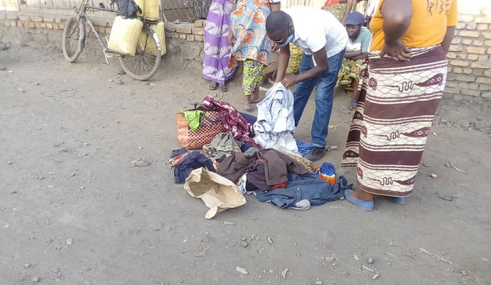 Iyi myenda abari bayibye babonye bagiye gufatwa bayita mu muhanda bakwirwa imishwaro