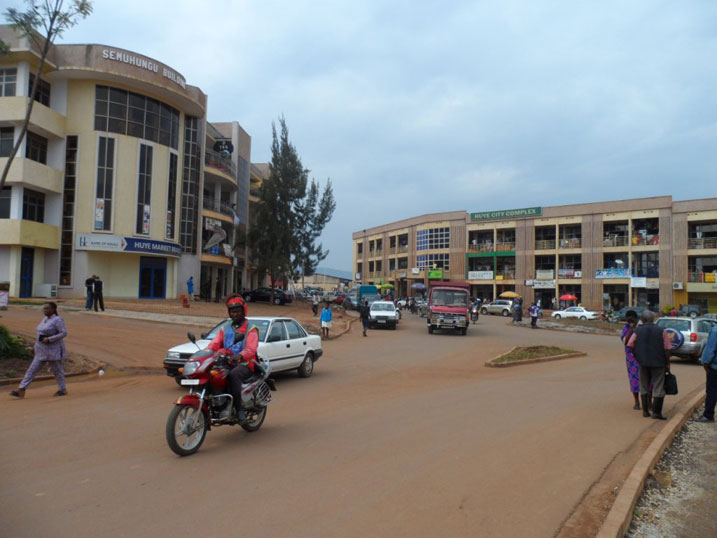 Isoko ryo mu mujyi wa Huye (iburyo), n'andi mazu y'ubucuruzi.