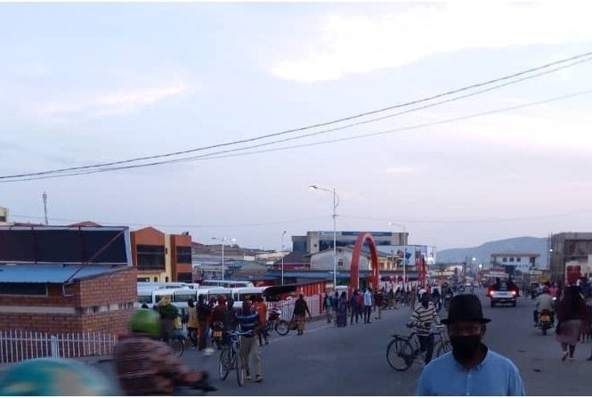 Urujya n'uruza rw'abakiriya n'umubare w'abacuruzi n'abakozi babo byagabanyijwe kabiri