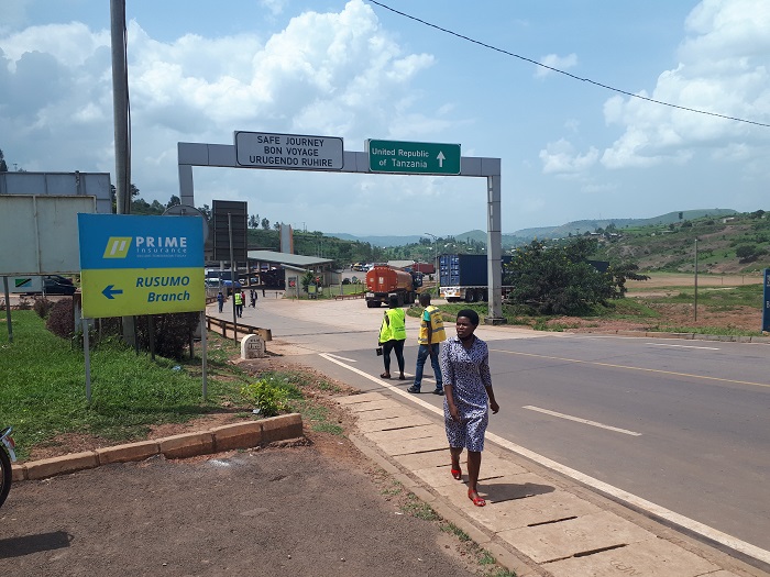 Ku mupaka hahora urujya n'uruza 