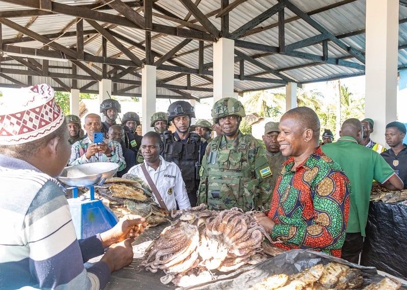 Bishimiye isoko bubakiwe n'inzego z'umutekano z'u Rwanda 
