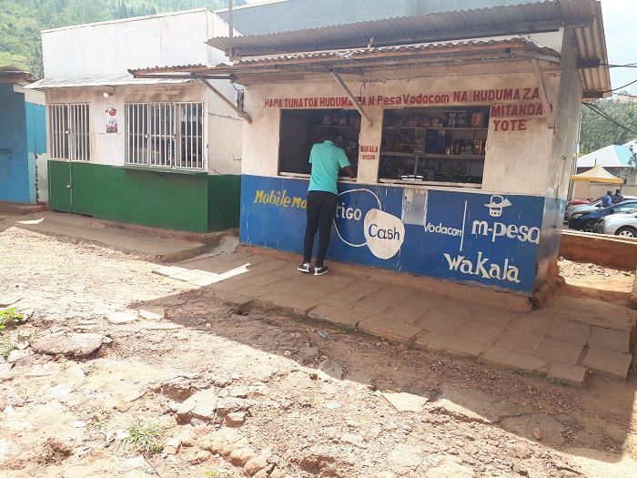 Bakoreraga ahantu hatari heza ku buryo hari ibicuruzwa byangirikaga kubera izuba n'ubushyuhe
