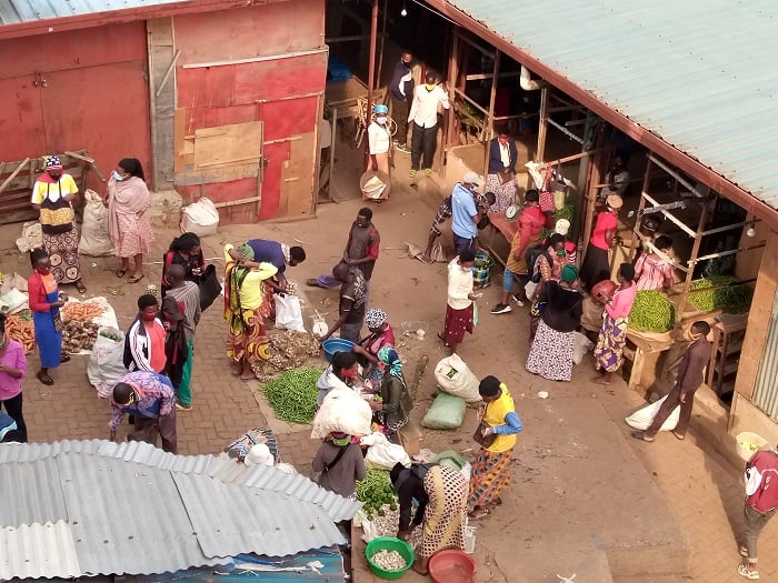 Aha hajyaga haba huzuye abarangura n'abaranguza, ariko bamwe bajyanywe mu gikari cy'imberabyombi