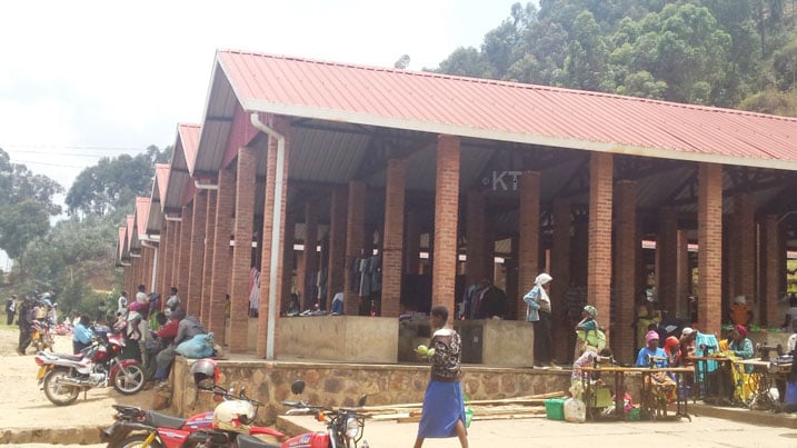 Isoko risakaye basora make abacururiza mu muhanda bagasora menshi